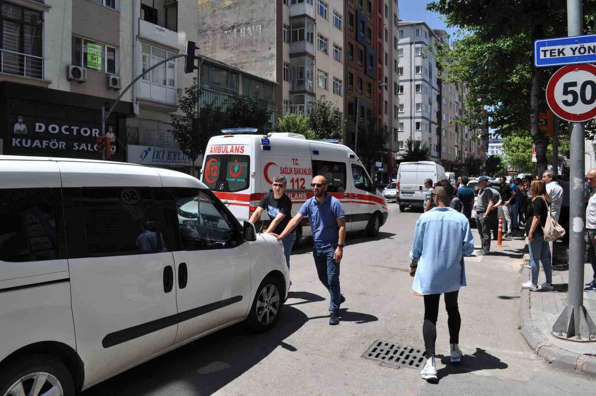 Eskişehir\'de Ambulans Trafikte Mahsur Kaldı