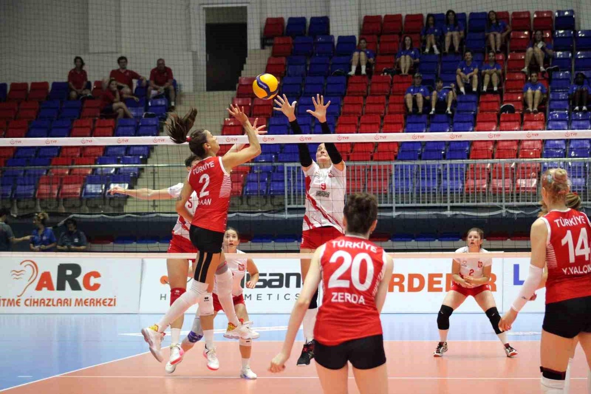 Türkiye İşitme Engelliler Voleybol Kadın Milli Takımı Polonya\'yı 3-0 Yendi