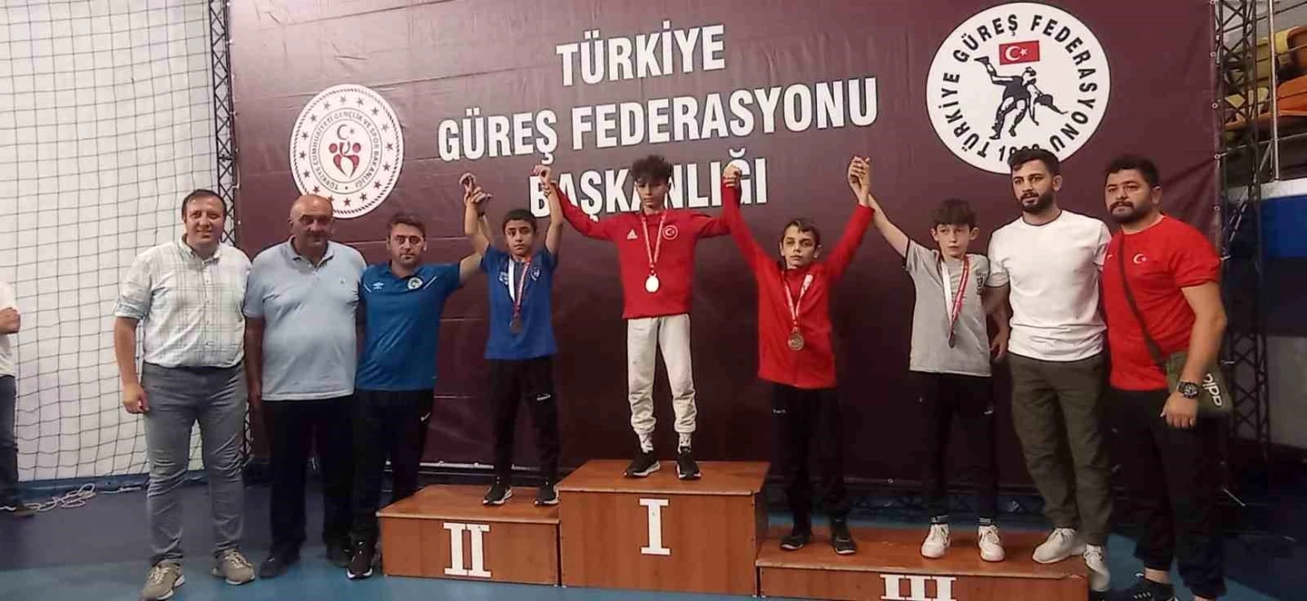 Düzce Belediyesi Güreş İhtisas Kulübü Sporcuları Ankara\'da Şampiyonluk Kazandı