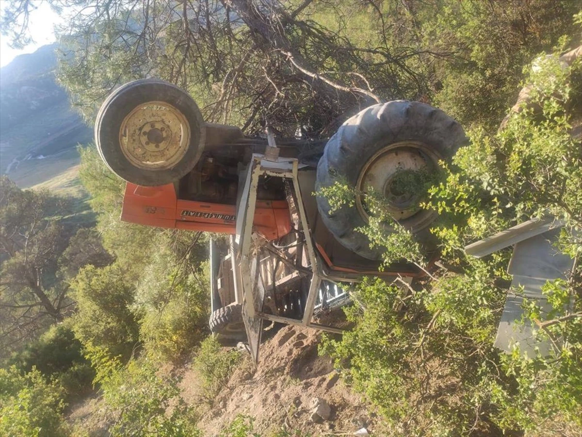 Uşak\'ta Ormanlık Alana Devrilen Traktörün Sürücüsü Ağır Yaralandı