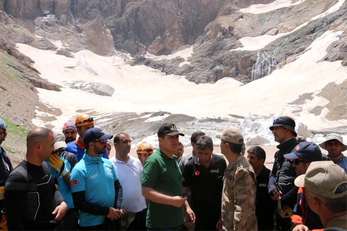 Hakkari Valisi ve Belediye Başkan Vekili İdris Akbıyık, Cilo Buzulları bölgesinde arama çalışmalarına katıldı