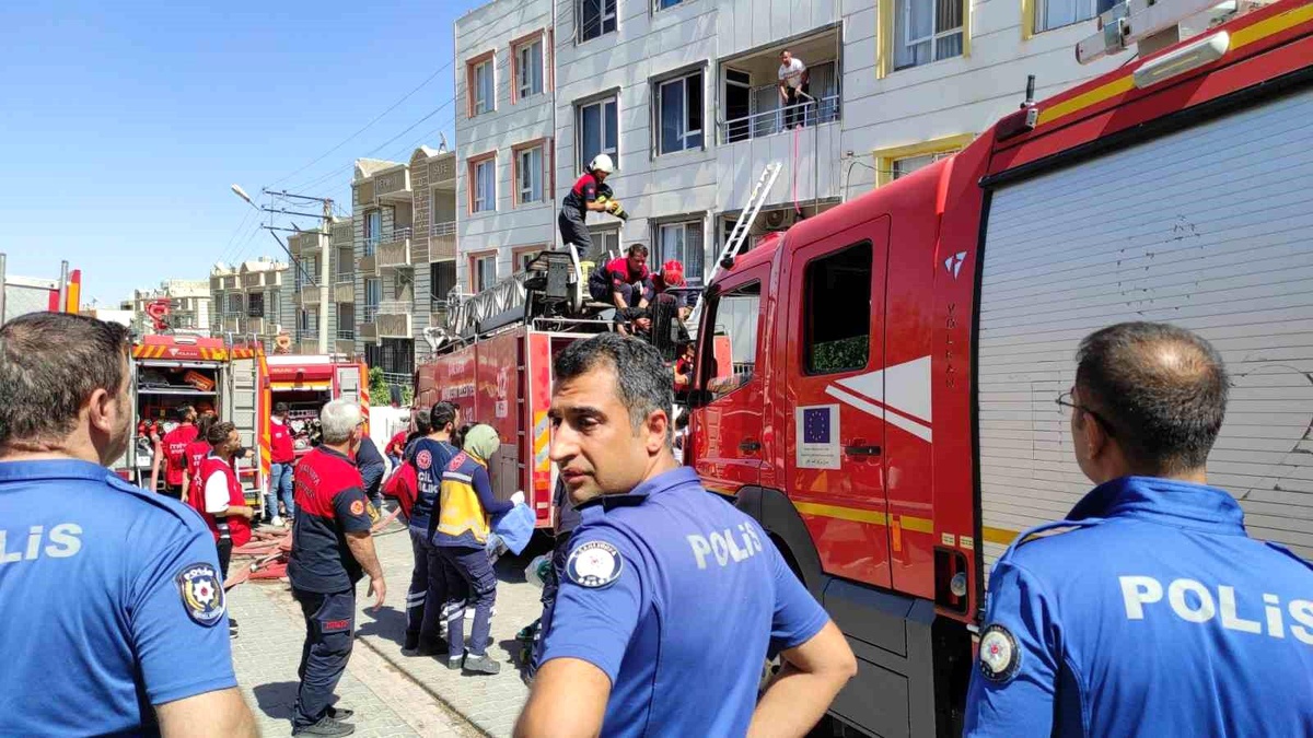 Şanlıurfa\'da Yangında Mahsur Kalan Anne ve Çocuğu Kurtarıldı