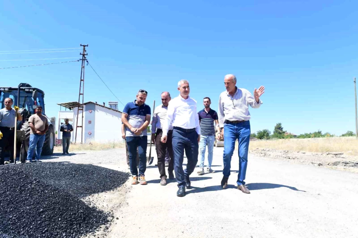 Yeşilyurt Belediyesi, Dilek Mahallesinde Yol Yenileme Çalışmalarına Devam Ediyor