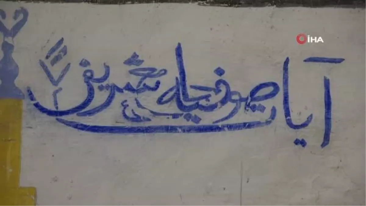 Yıkılma Tehlikesiyle Karşı Karşıya Olan Tarihi Caminin Duvarını Süsleyen \'Ayasofya\'