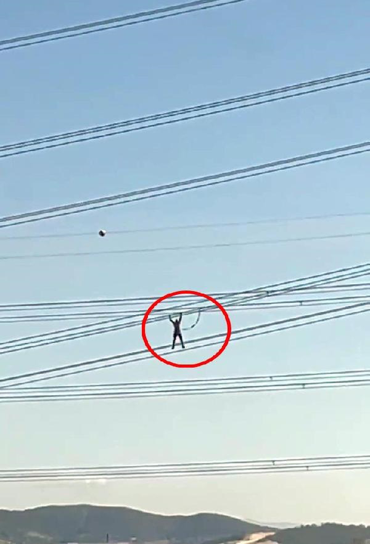 Elektrik Dağıtım Firması Personelinin Akrobatik Çalışması