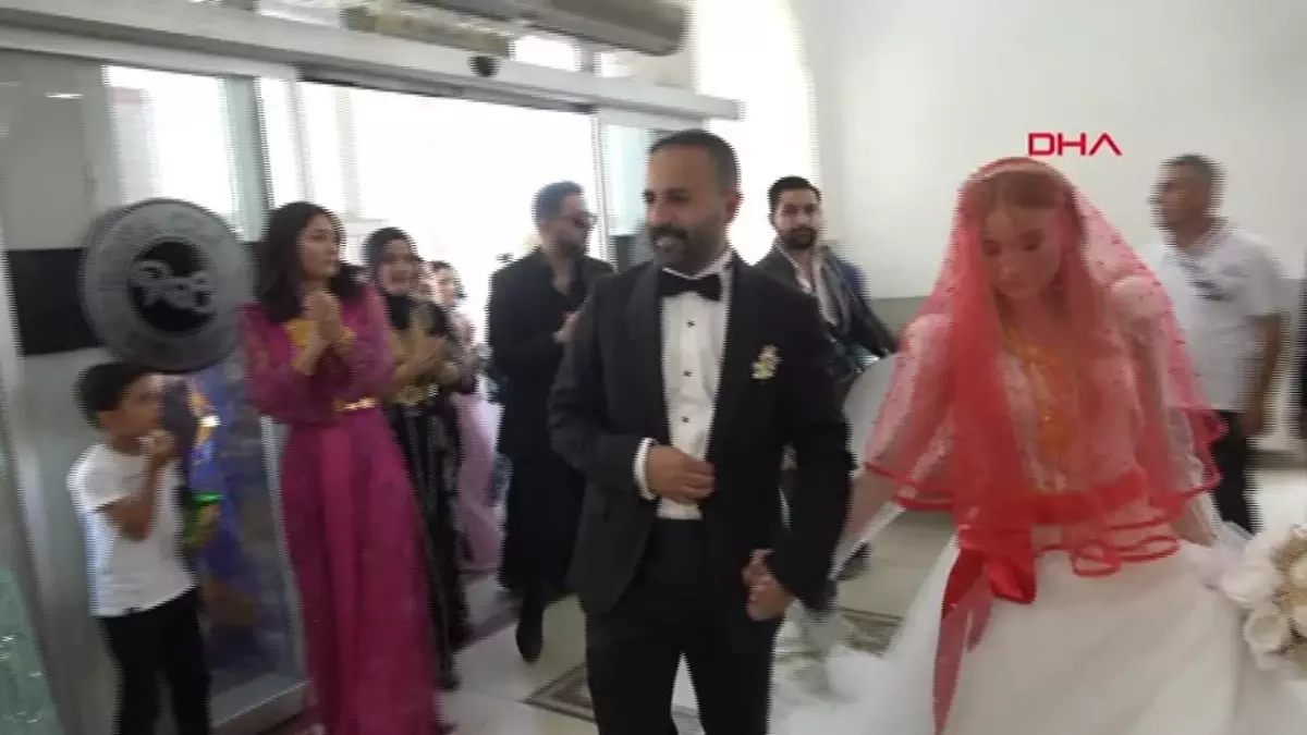 Ukrayna\'da tanışan çift, savaş nedeniyle düğünlerini Türkiye\'de gerçekleştirdi