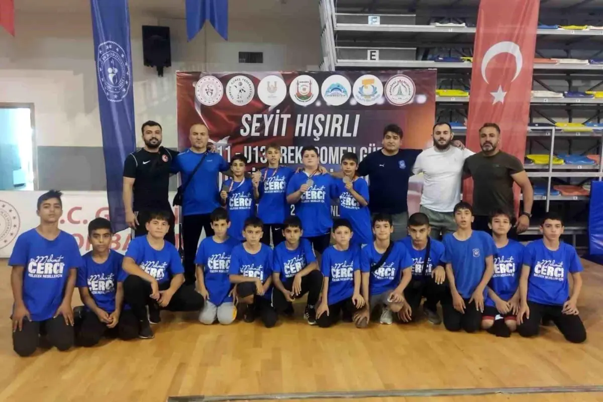 Yunusemre Belediyespor Güreşçileri Şampiyonadan Madalyalarla Döndü