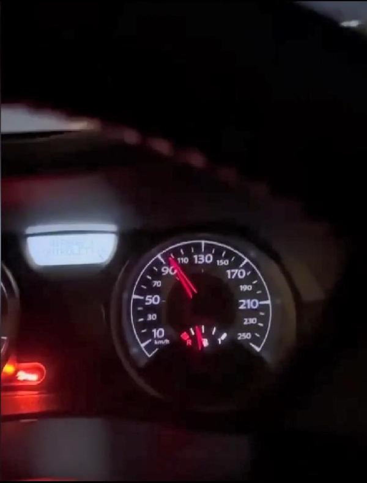 Zeytinburnu\'nda Skuterli İki Kişi Trafiği Tehlikeye Attı