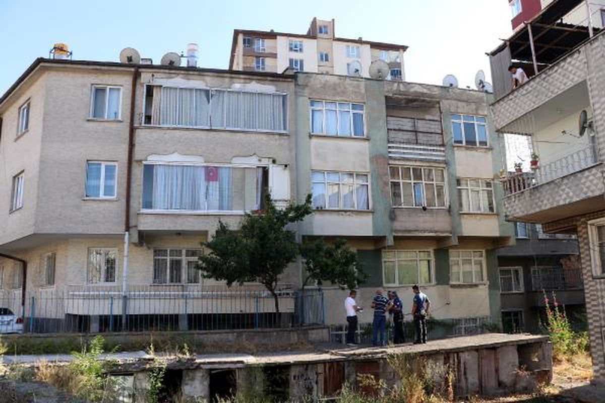 Zihinsel engelli Suriyeli genç evin penceresinden düşerek hayatını kaybetti