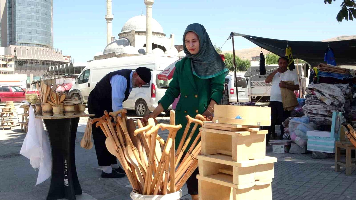 Depremde yıkılan iş yerinde satış yapan esnaf ayakta kalmaya çalışıyor