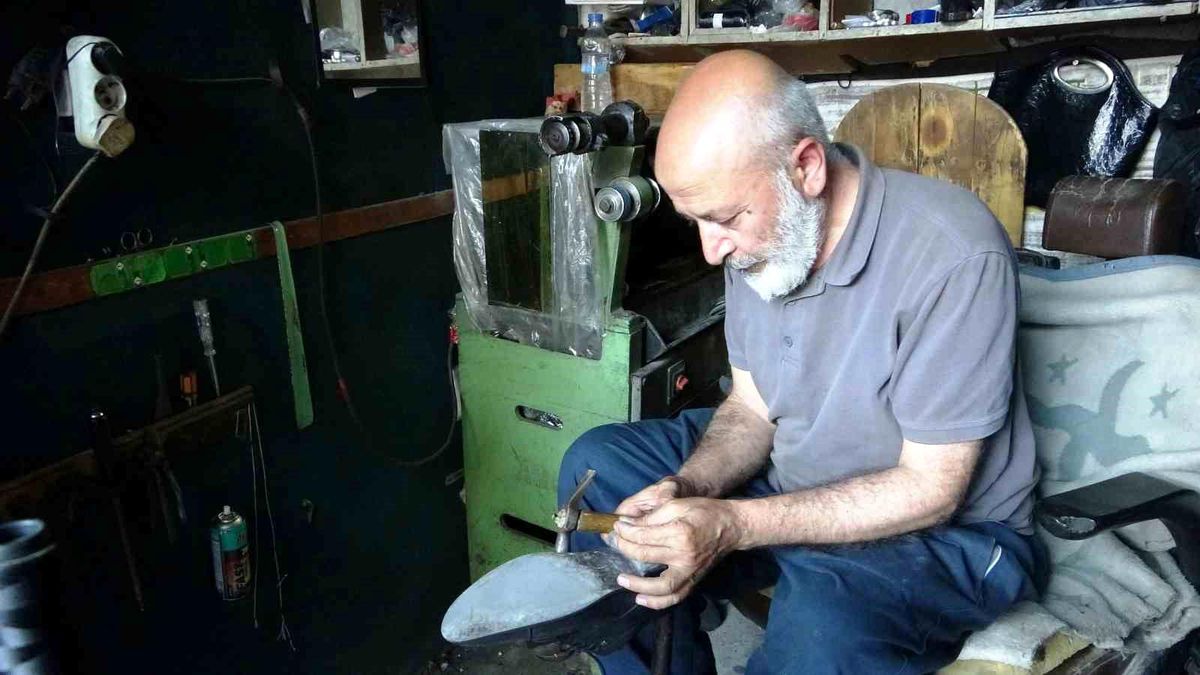 40 Yıldır 5 Metrekarede Ayakkabı Tamirciliği Yapan Baba