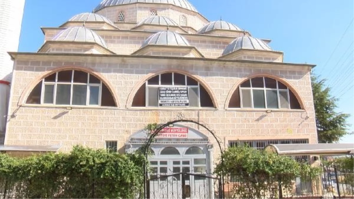 Ankara\'daki Peyamitepe Camisi Deprem Sonrası Hasar Gördü