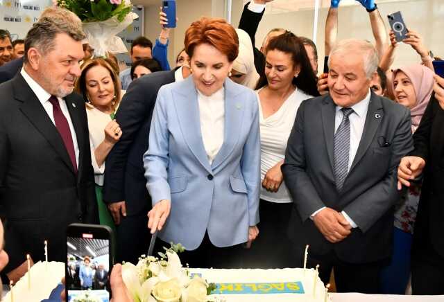 Akşener'den doğum gününü meşale yakarak kutlayan partililere bomba tepki: Saçımızı başımızı yakmaya kararlısınız Akşener'den doğum gününü meşale yakarak kutlayan partililere bomba tepki: Saçımızı başımızı yakmaya kararlısınız