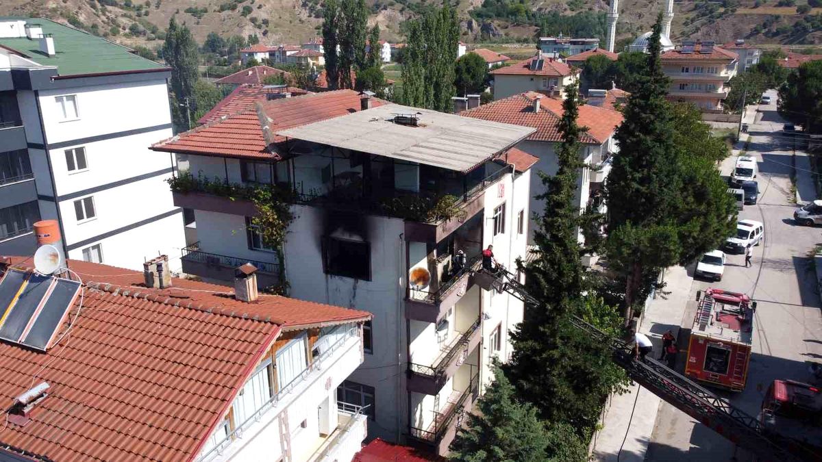Amasya\'da çıkan yangında üç katlı binanın çatı katı kullanılamaz hale geldi