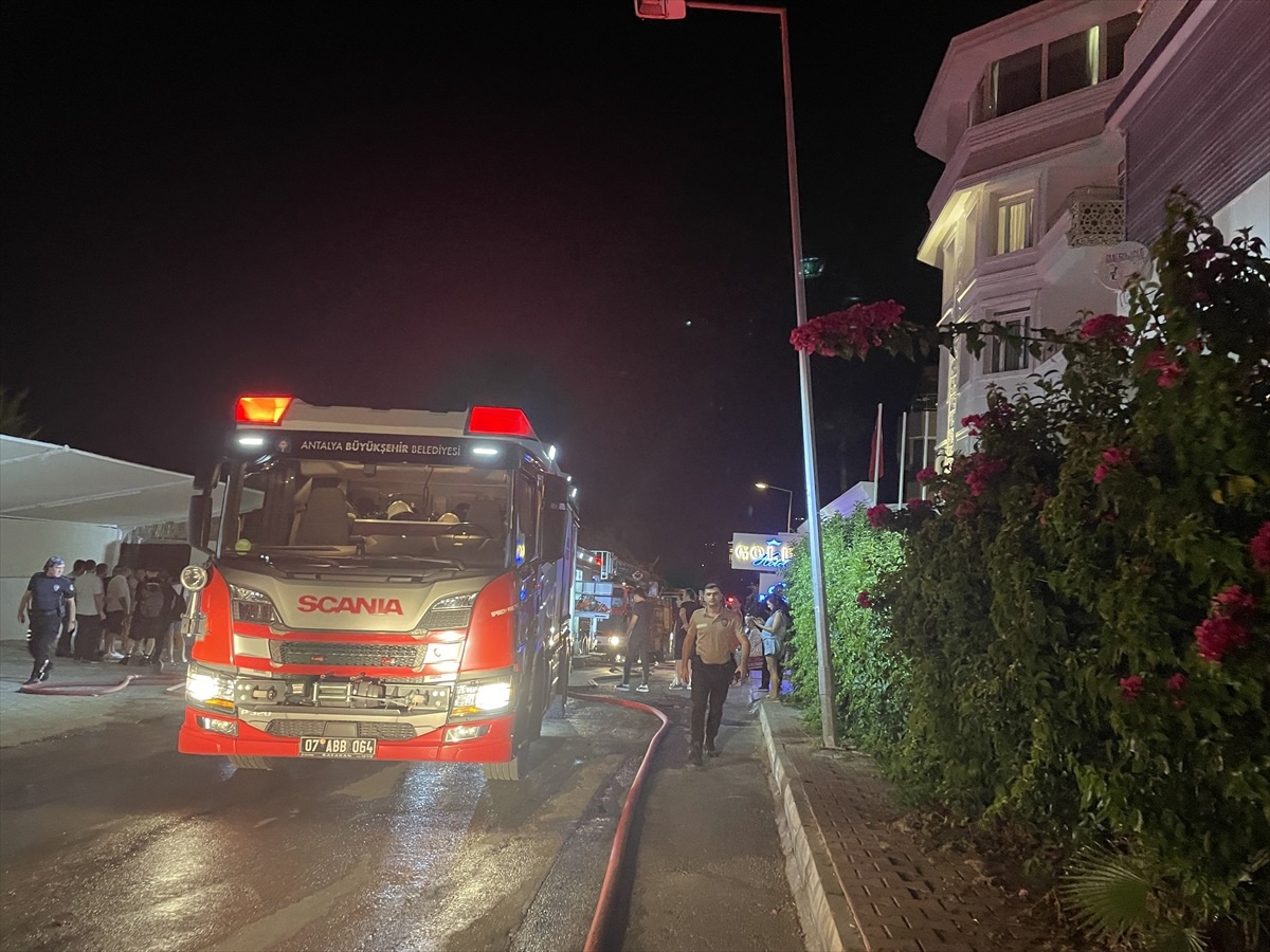 Antalya\'da parkta çıkan yangın kafeyi kullanılamaz hale getirdi