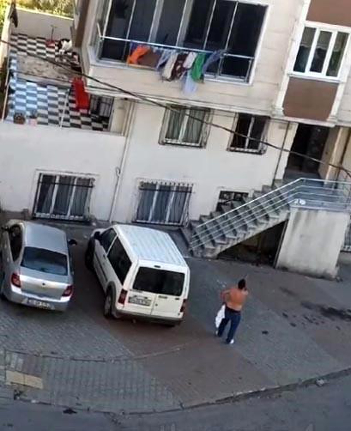 Arnavutköy\'de Tartışan Adam Polise Saldırdı