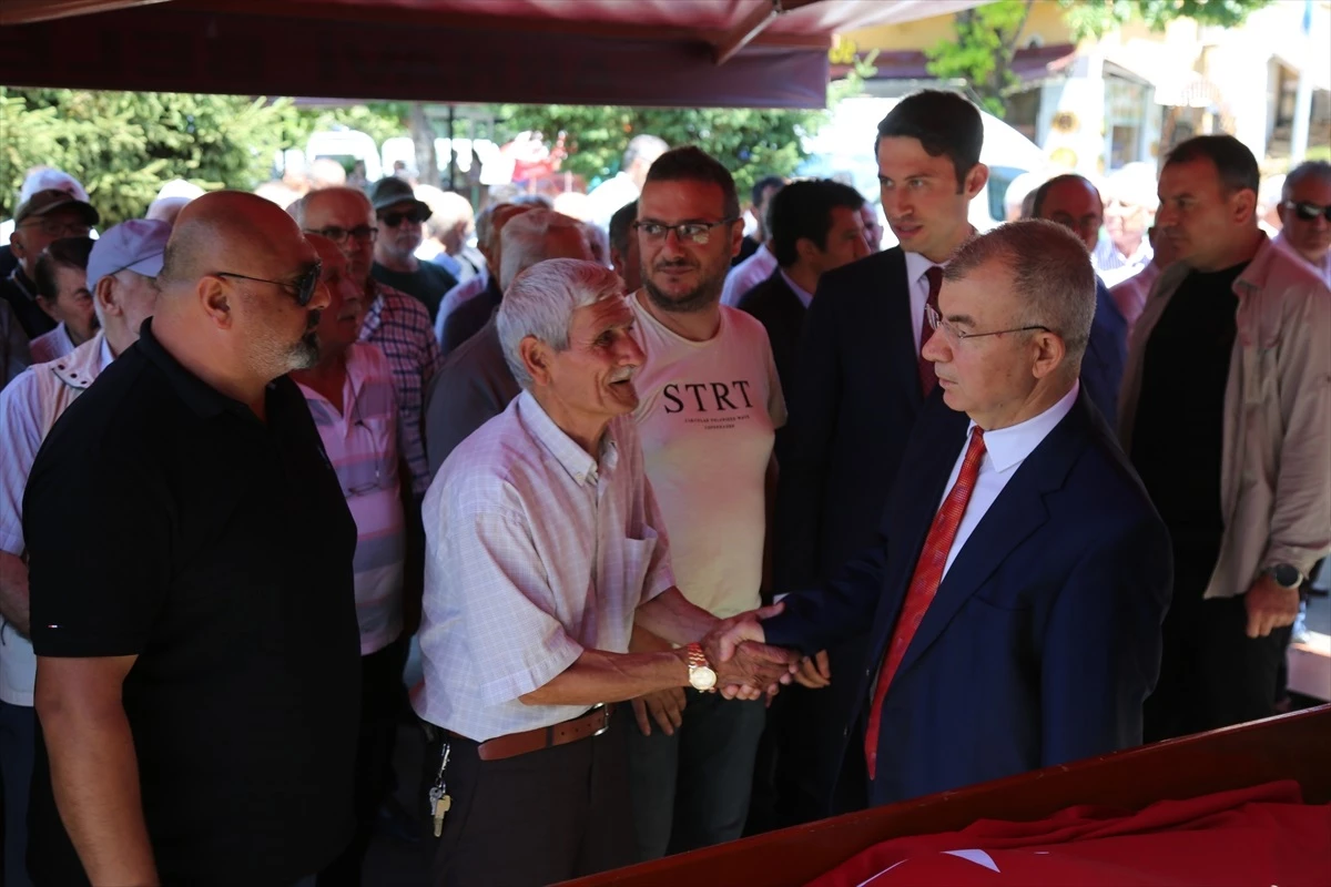 Artvin İl Genel Meclisi Üyesi Adem Pişmişoğlu\'nun Cenazesi Toprağa Verildi