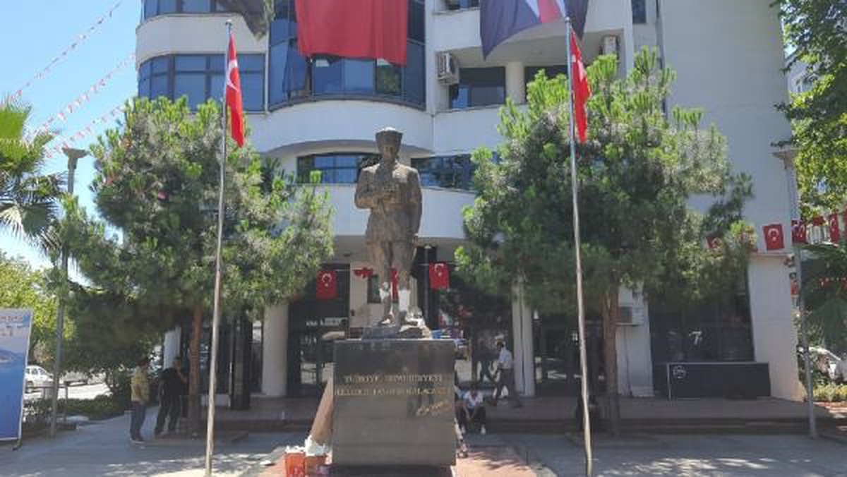 Akçaabat\'ta Atatürk Heykeline Saldıran Şüpheli Yakalandı