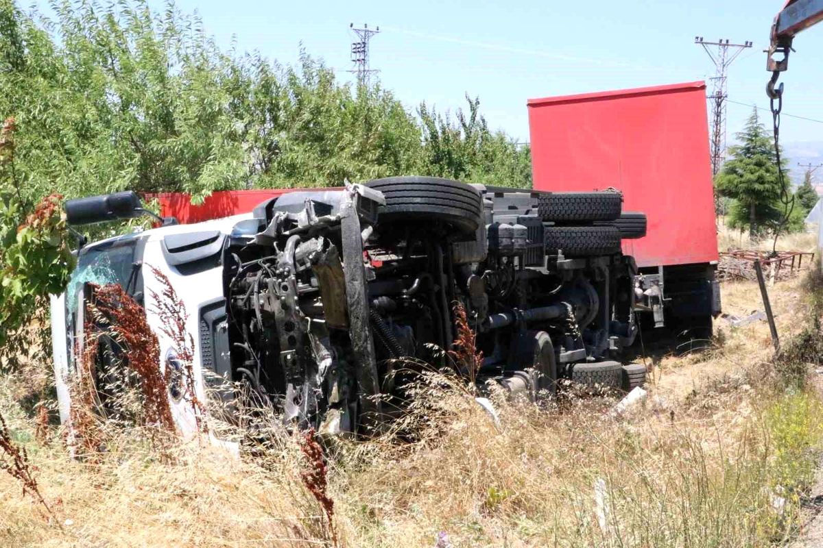 Afyonkarahisar\'da Tırın Barakaya Çarpması Sonucu 2 Kişi Yaralandı