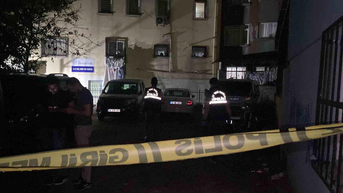 Beyoğlu\'nda 5 Katlı Binanın Bahçesinde Patlama