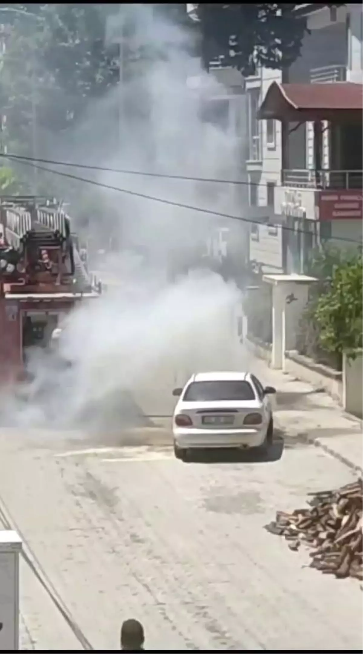 Tokat Turhal\'da Aracın Motorundan Çıkan Duman İtfaiye Ekiplerini Harekete Geçirdi