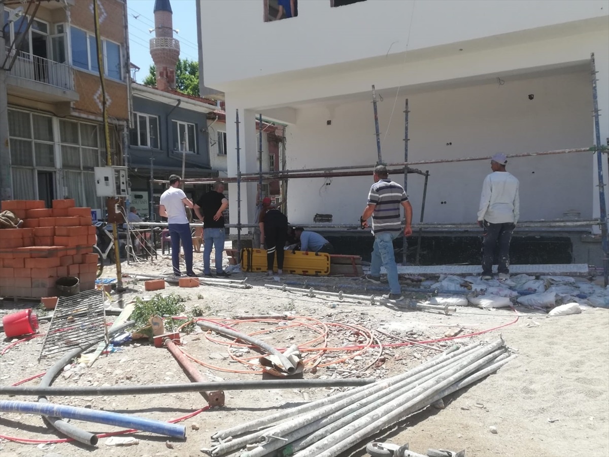 Bolvadin\'de iskeleden düşen işçi yaralandı