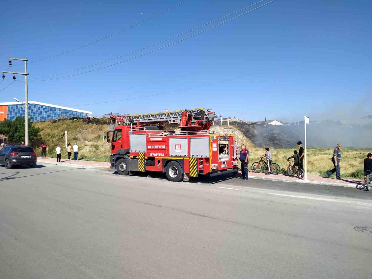Burdur\'da Şeker Fabrikası Yanında Çıkan Yangın Korkuya Sebep Oldu