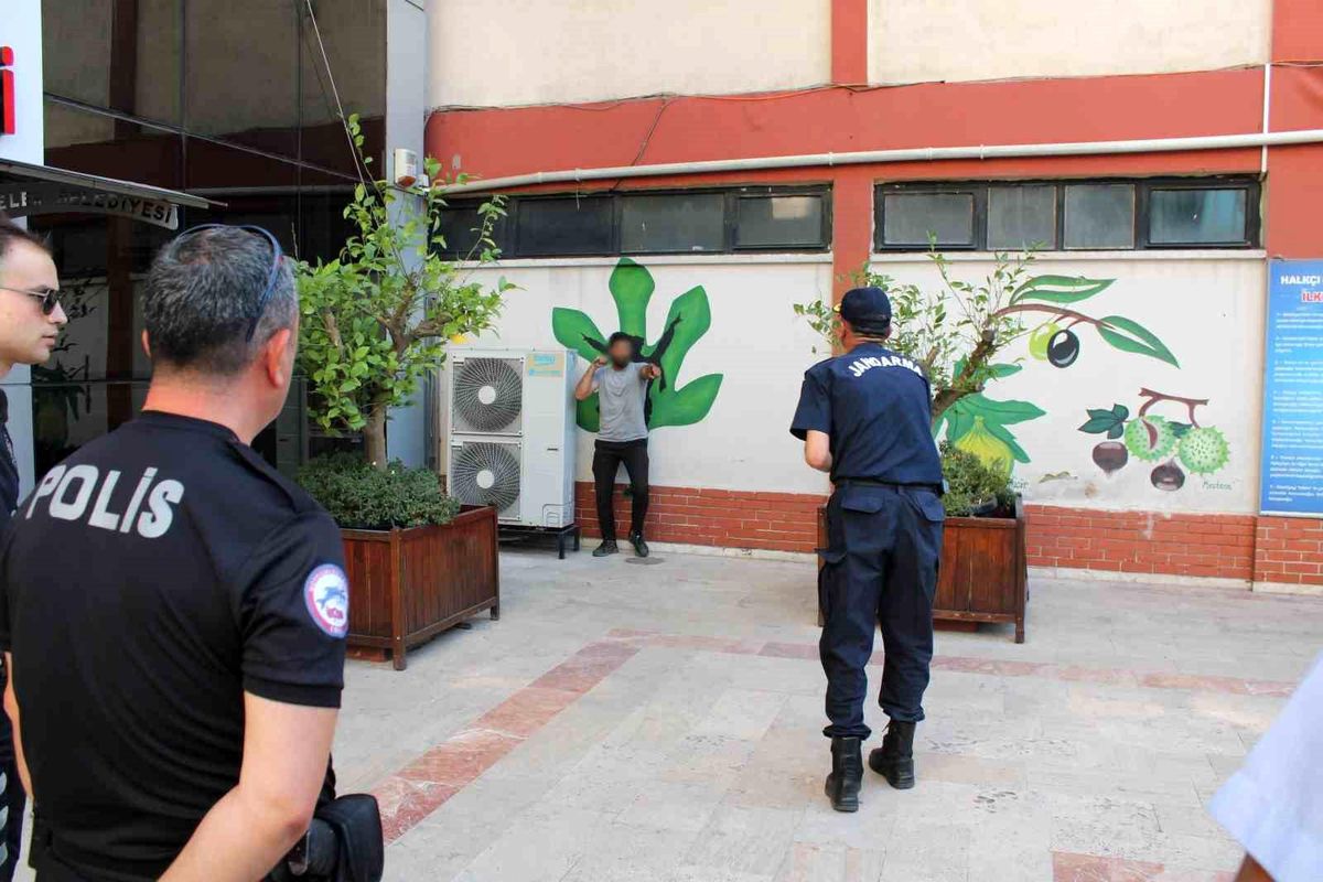 Aydın\'da akıl sağlığı yerinde olmayan genç polislere zor anlar yaşattı