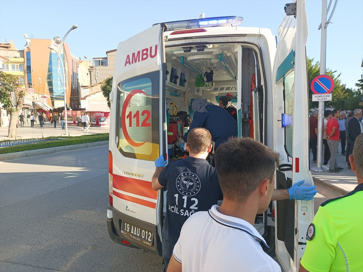 Çorum\'da laf atma kavgasında bir kişi vitrin camına düşerek yaralandı