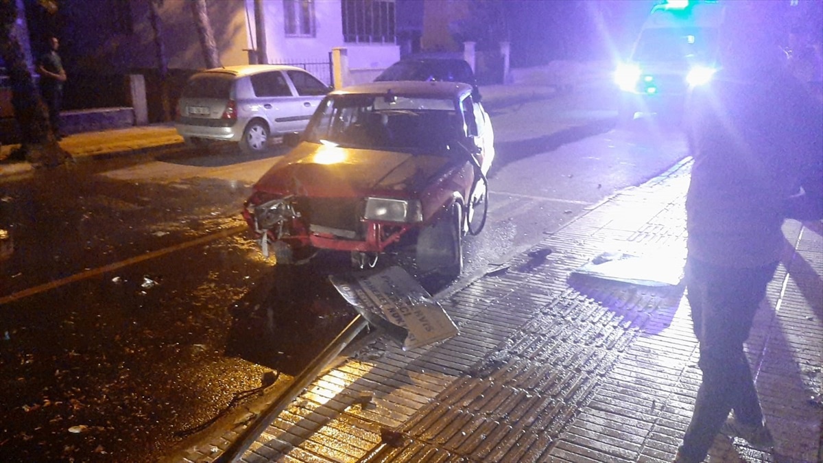 Çorum\'da otomobilin zabıta kulübesine çarpması sonucu 4 kişi yaralandı
