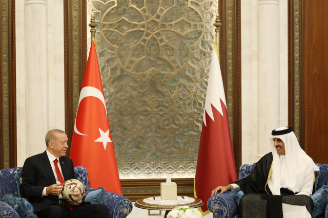 Cumhurbaşkanı Erdoğan, Katar'da resmi törenle karşılandı