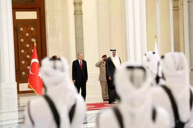 Cumhurbaşkanı Erdoğan, Katar'da resmi törenle karşılandı