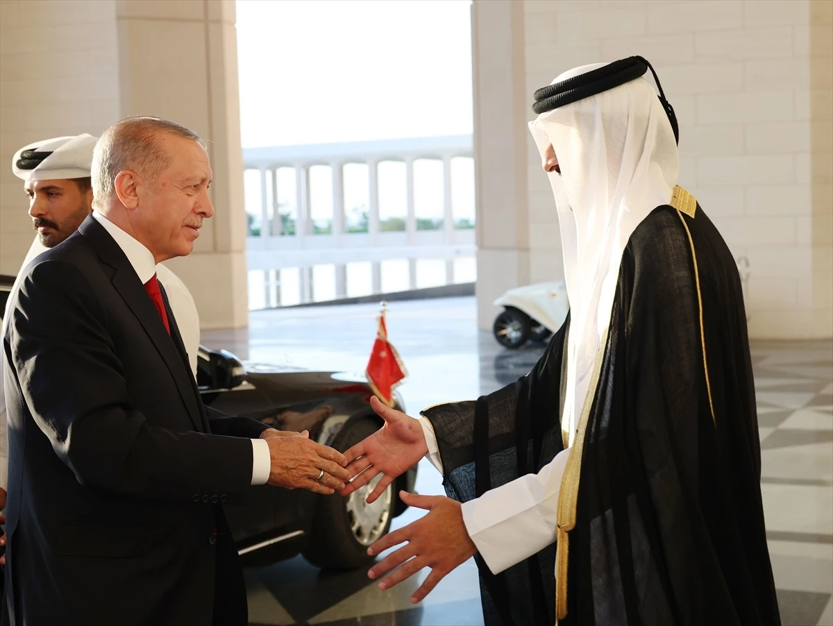 Cumhurbaşkanı Erdoğan, Katar Emiri tarafından resmi törenle karşılandı