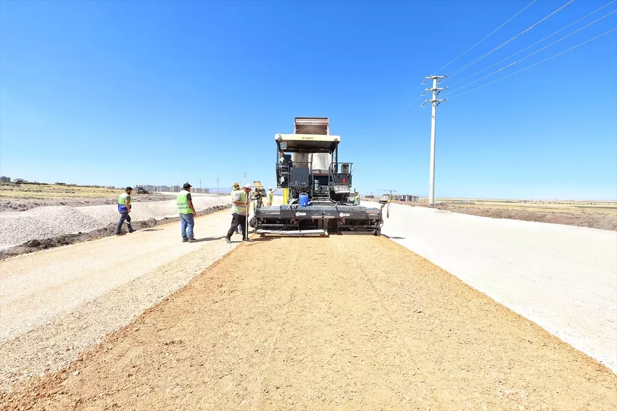 Diyarbakır Büyükşehir Belediyesi, Kayapınar ilçesinde yol yapım ve kaldırım yenileme çalışmalarını inceledi