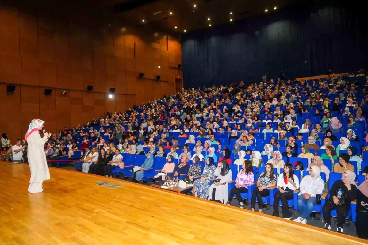 Diyarbakır Büyükşehir Belediyesi\'nin düzenlediği \'Huzur Hanem\' buluşmalarında Hatice Kübra Tongar söyleşi gerçekleştirdi