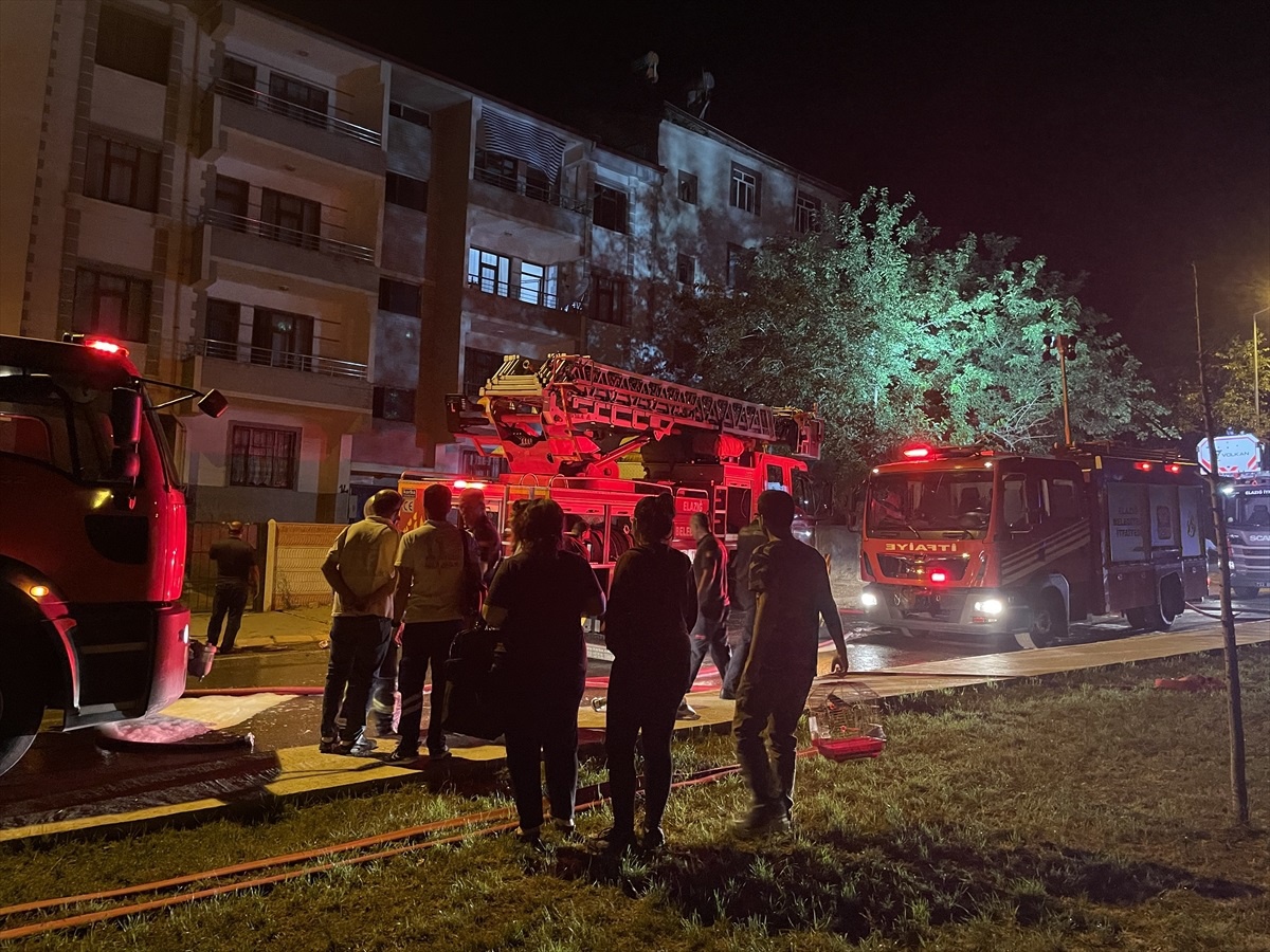 Elazığ\'da 5 Katlı Apartmanın Çatısında Çıkan Yangın Söndürüldü