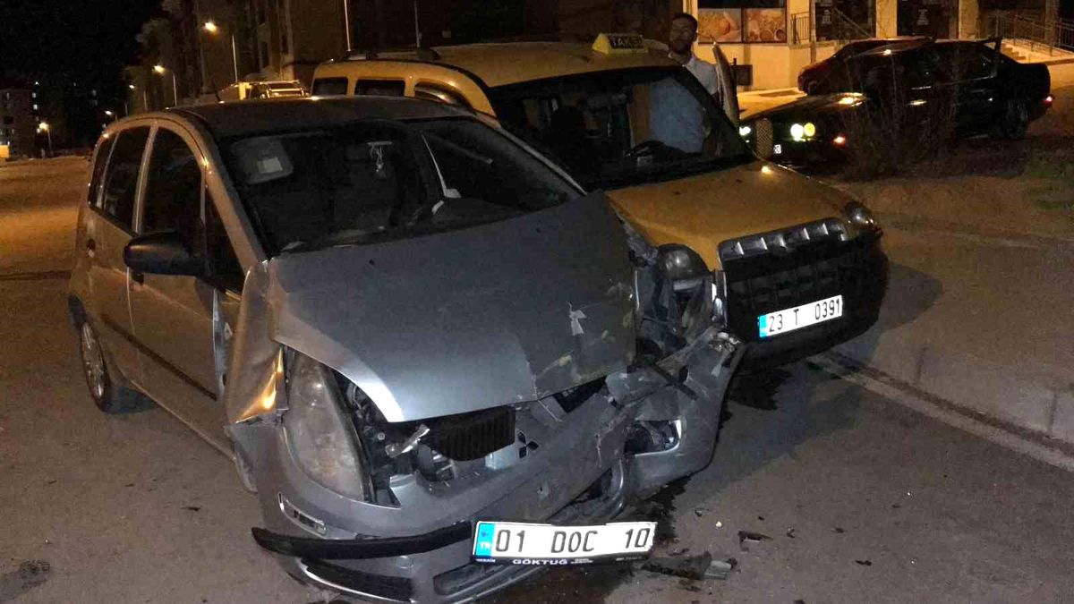 Elazığ\'da Hafif Ticari Araç ile Otomobil Çarpıştı: 3 Yaralı