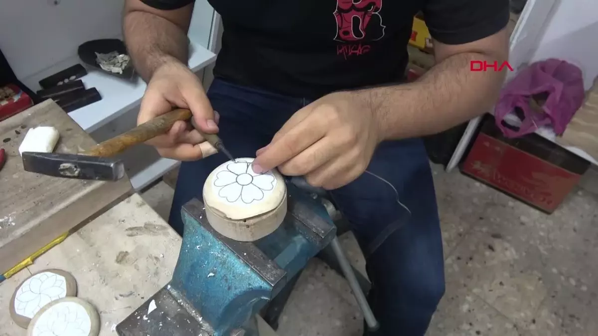 Mardinli İmam, Sedef Kakma Sanatını Yaşatıyor