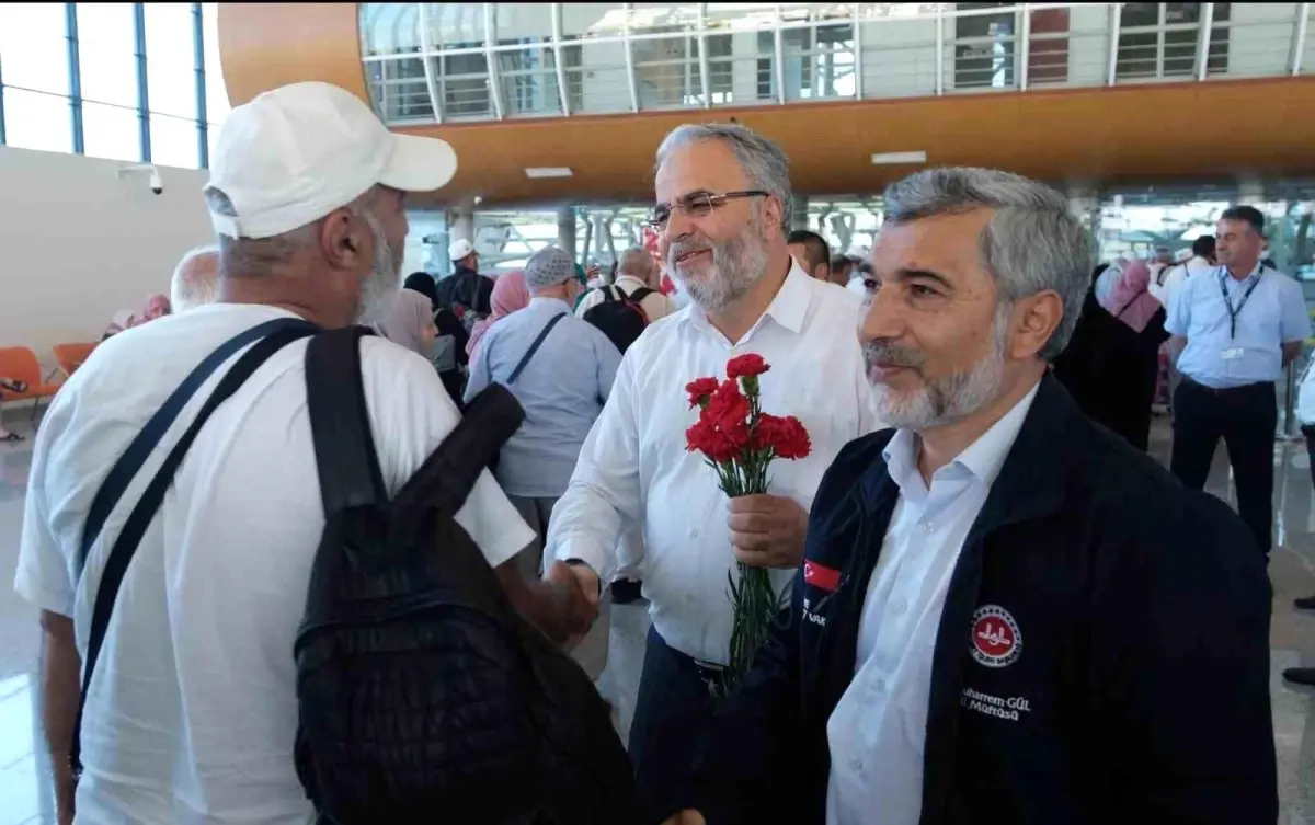 Erzincanlı Hacılar Güllerle Karşılandı