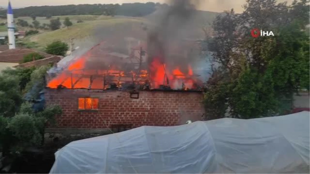 Evde çıkan yangına mahalleli seferber oldu, eşyaları yanmaktan kurtardılar