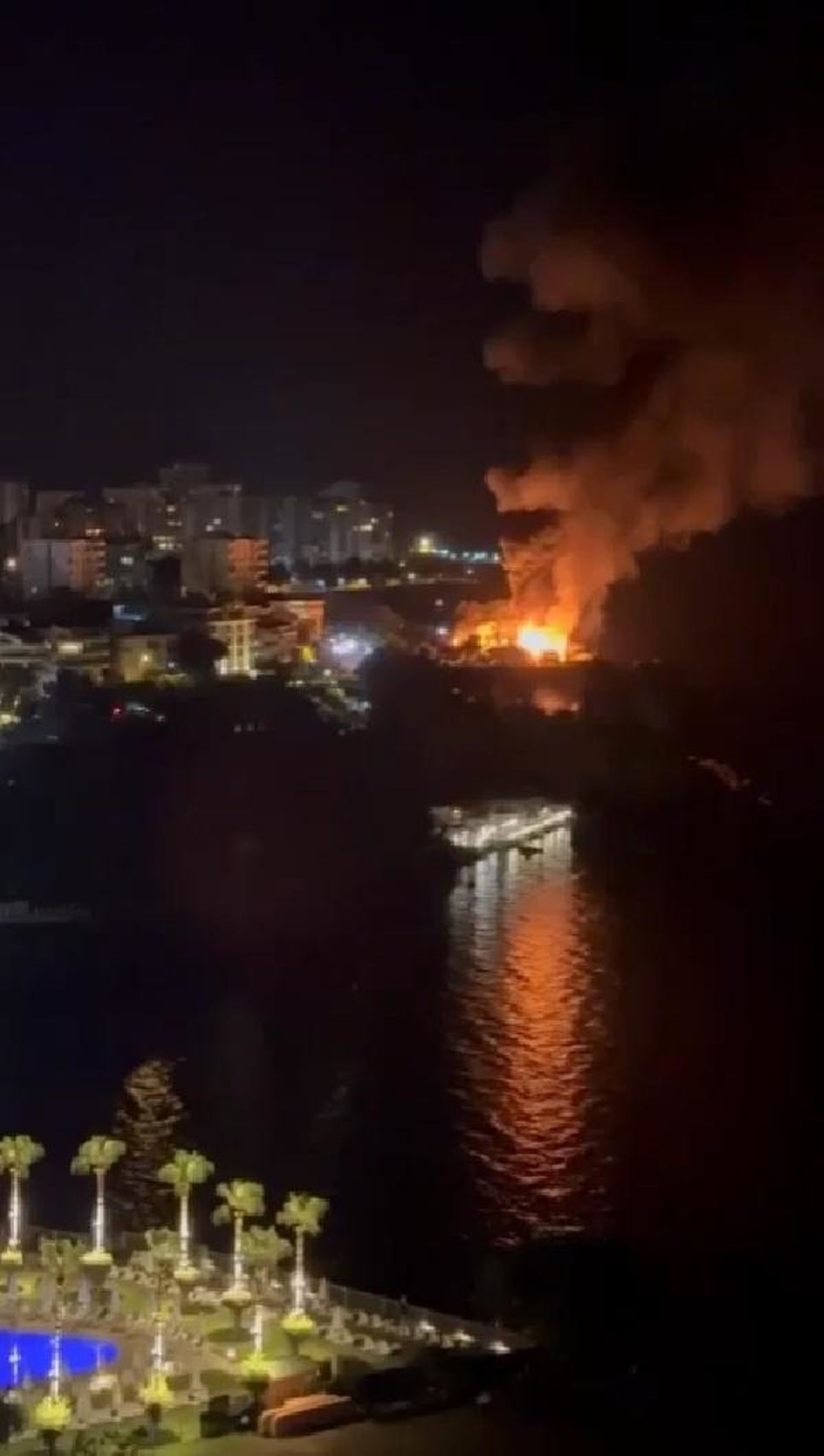 Antalya\'da çalılıkta başlayan yangında ahşap kafe alev alev yandı