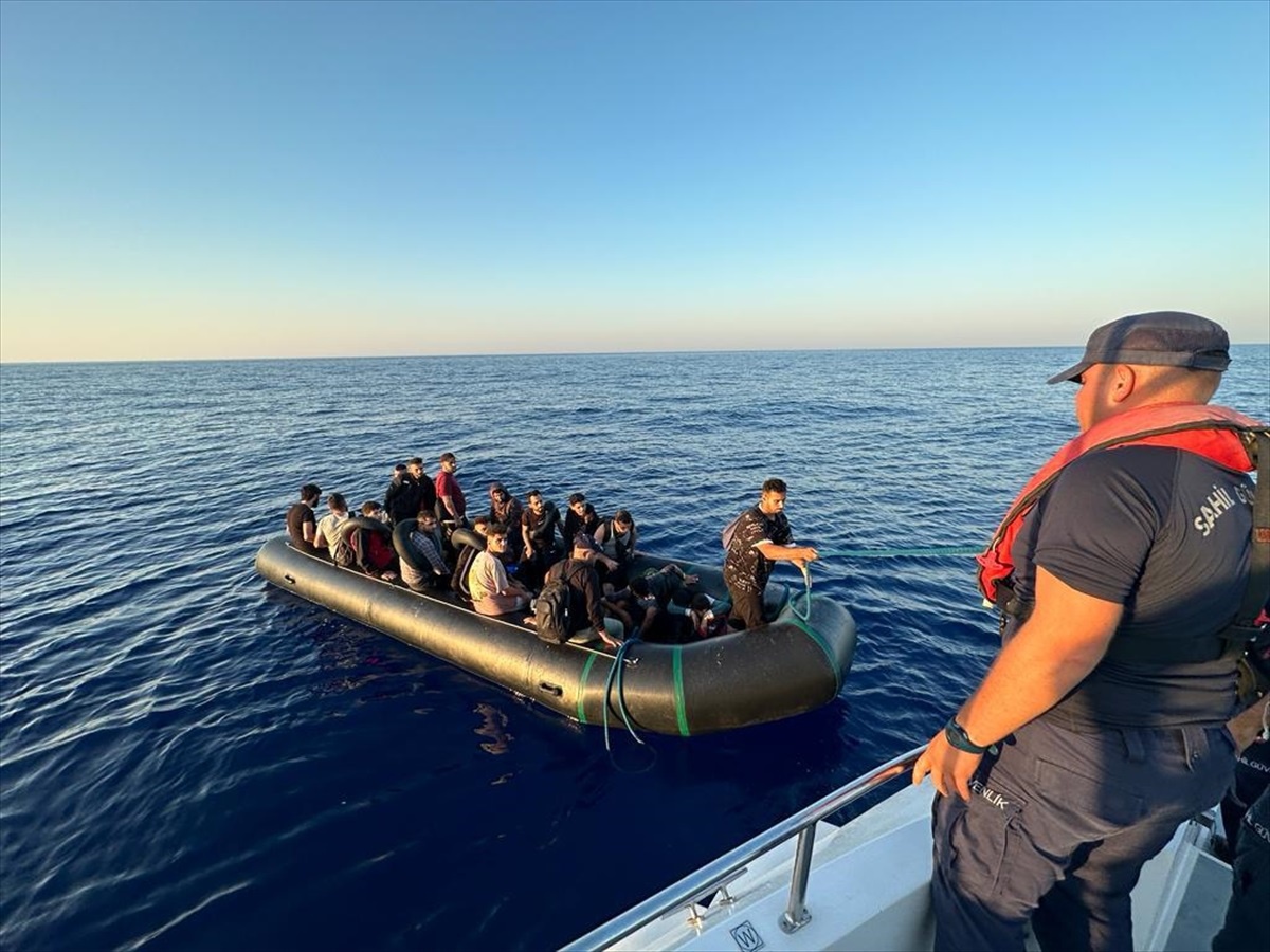 Yunanistan unsurlarınca Türk kara sularına itilen 21 düzensiz göçmen kurtarıldı