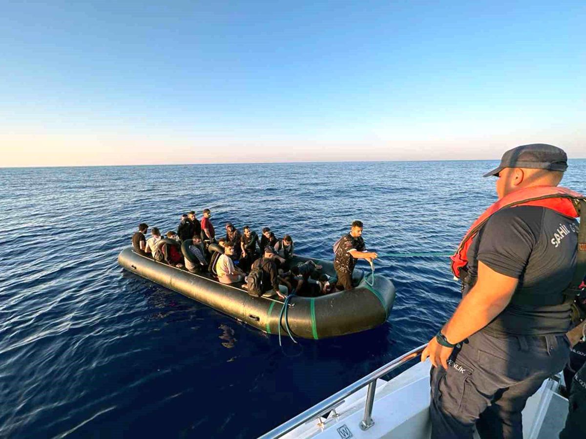 Fethiye Açıklarında Yunanistan Sahil Güvenlik Unsurları Tarafından Geri İtildikten Sonra Kurtarılan 21 Düzensiz Göçmen