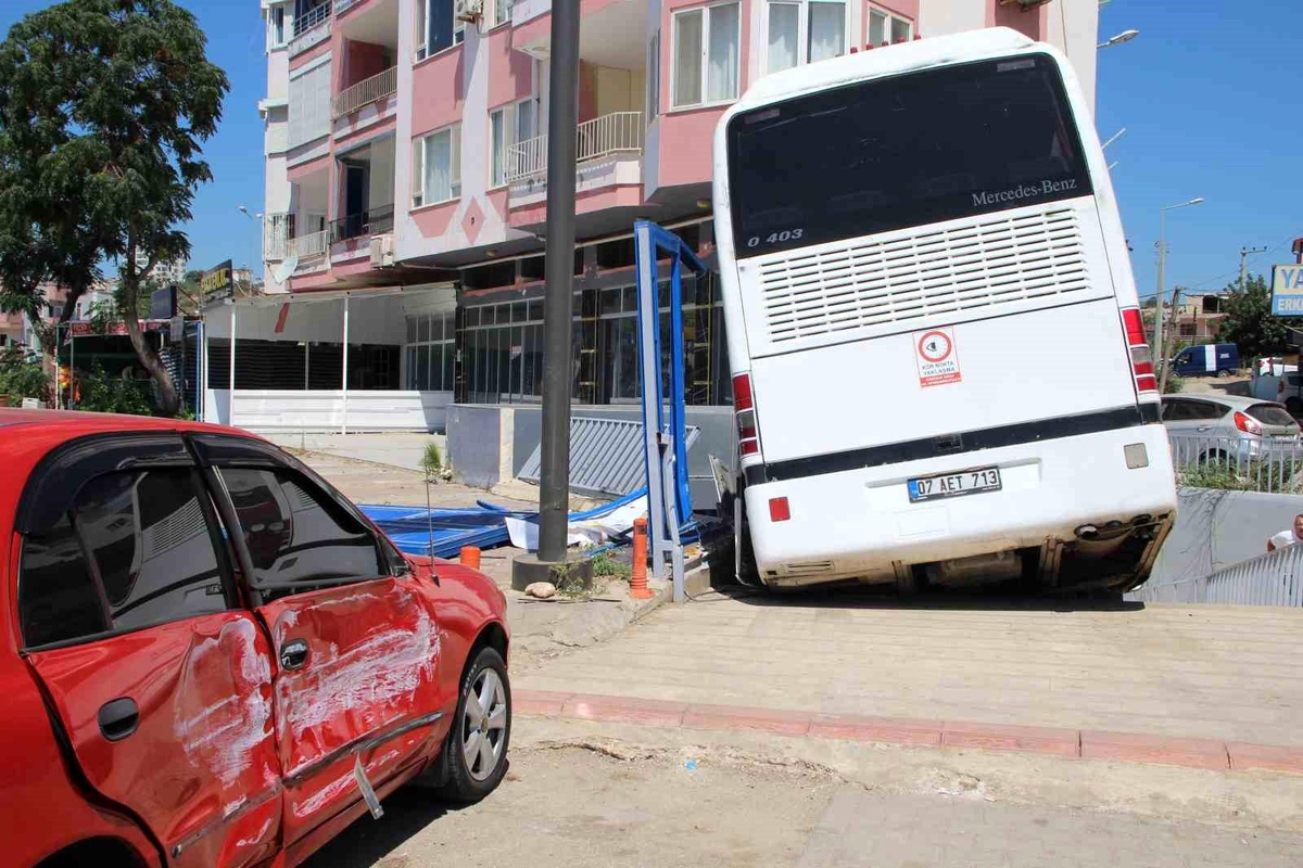 Silifke\'de freni boşalan otobüs markete girdi