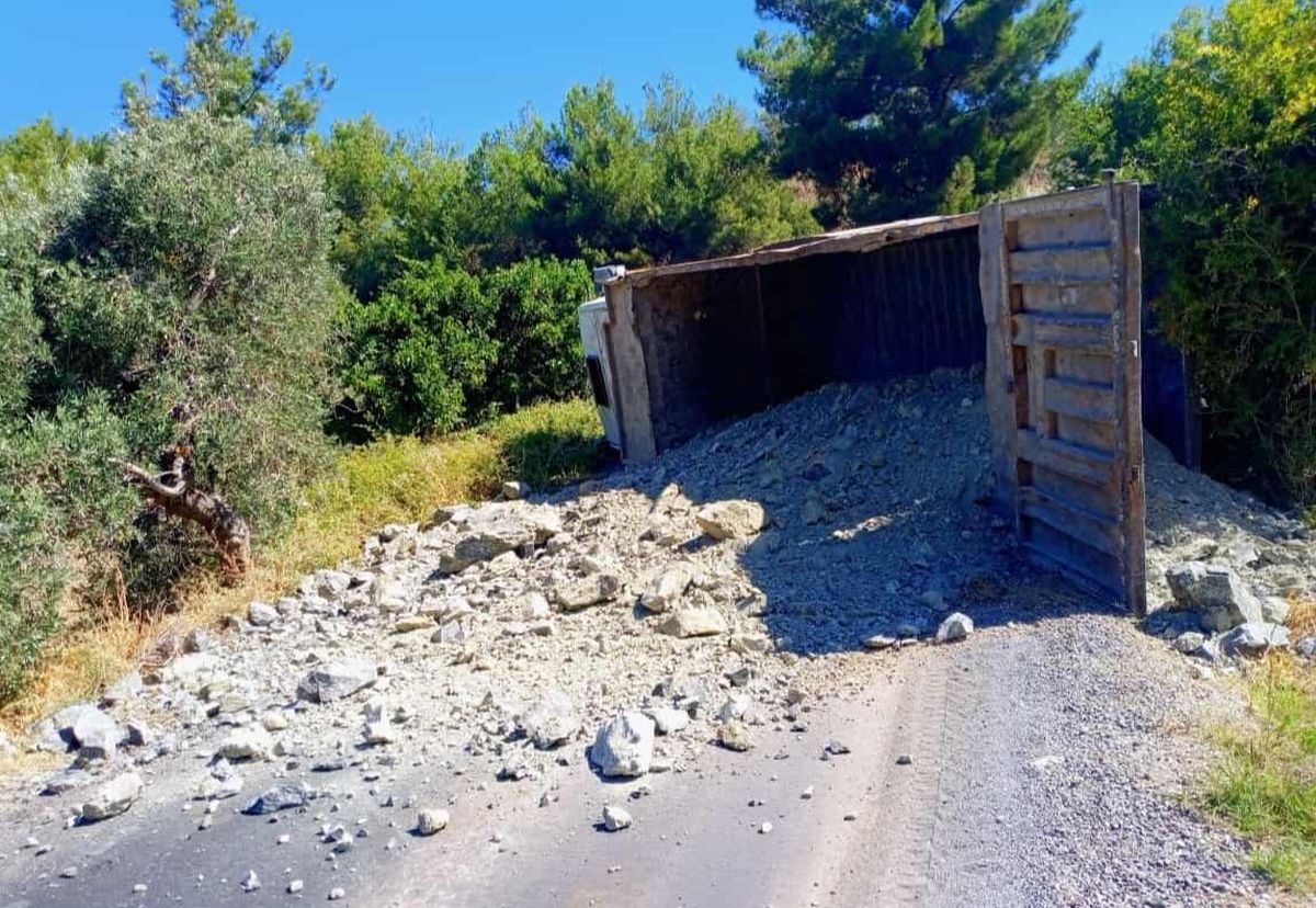 Hatay\'ın Arsuz ilçesinde freni tutmayan kamyon devrildi, 1 kişi yaralandı
