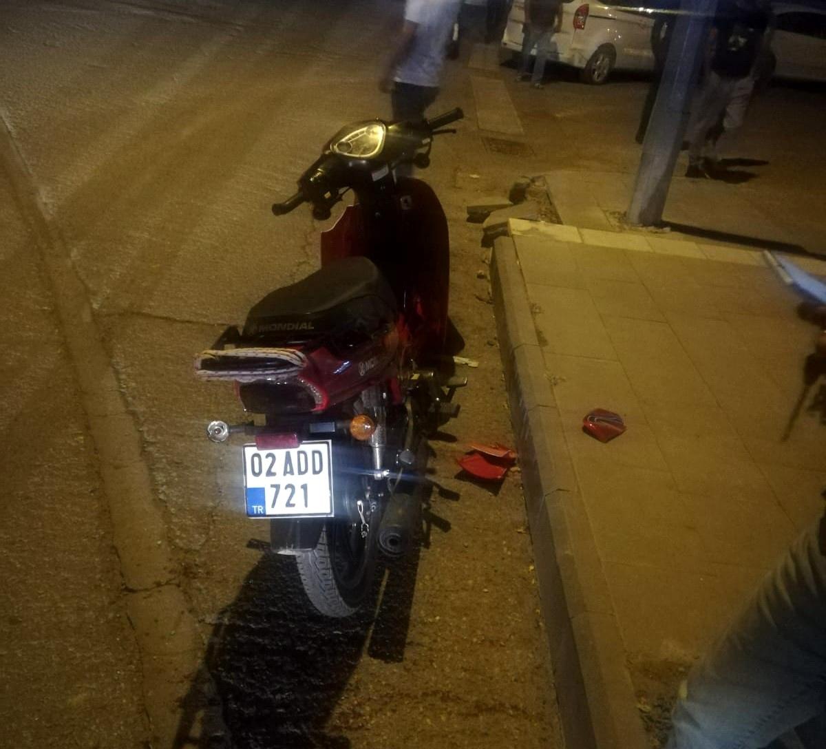 Adıyaman\'da Hafif Ticari Araç ile Motosiklet Çarpıştı: 1 Yaralı