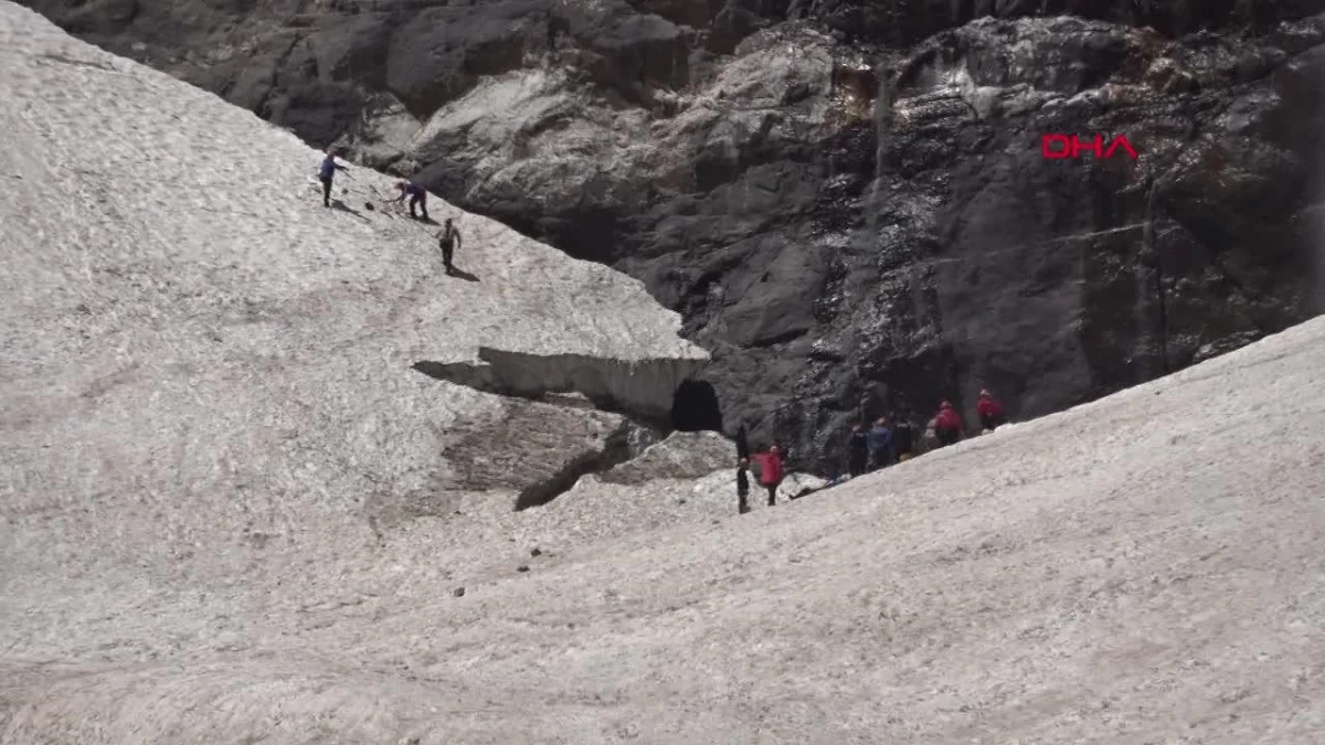 Sat Dağları\'nda kırılan buzulların arasına düşen 2 kişiden birinin cansız bedenine ulaşıldı