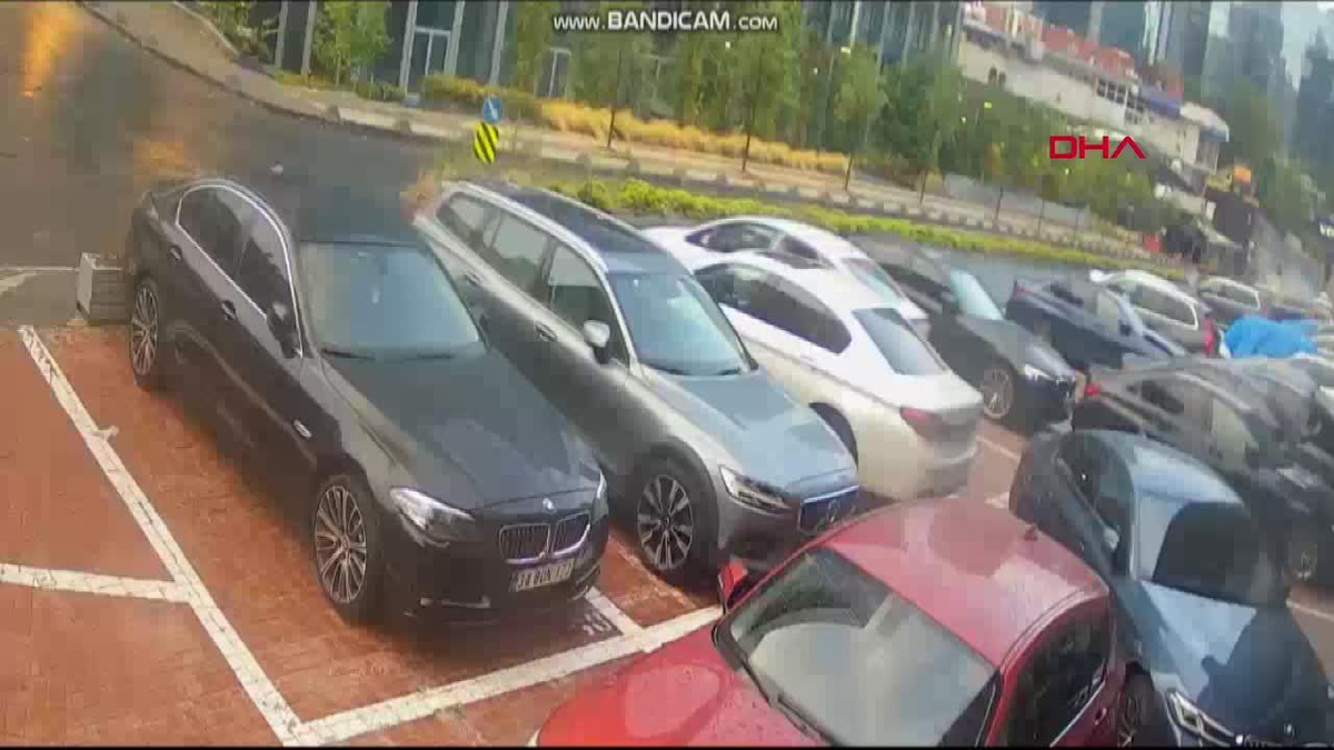 İstanbul\'da Lüks Otomobillerin Hayalet Ekranını Çalan Şüpheliler Yakalandı