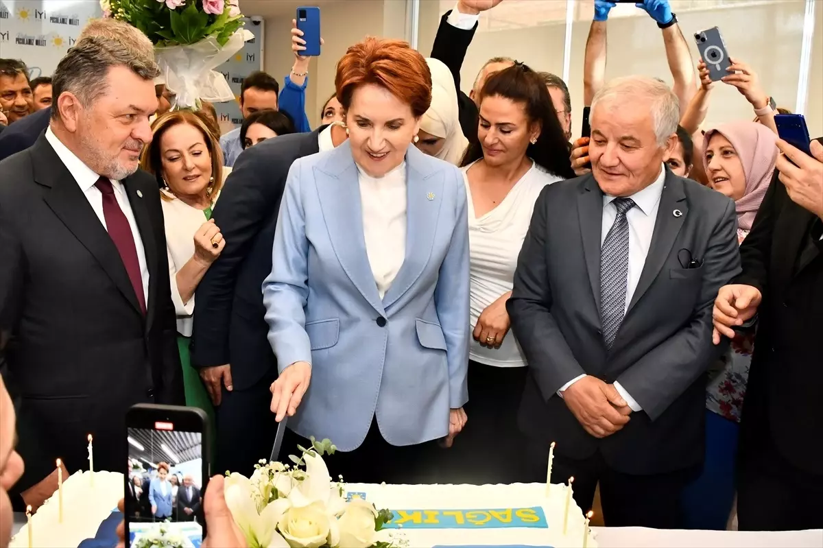 İYİ Parti Genel Başkanı Meral Akşener\'e Doğum Günü Sürprizi