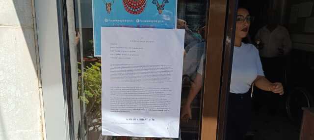 İzmir Foça'da imara açılan alanlar ve kaçak inşaatlara belediye önünde protesto İzmir Foça'da imara açılan alanlar ve kaçak inşaatlara belediye önünde protesto